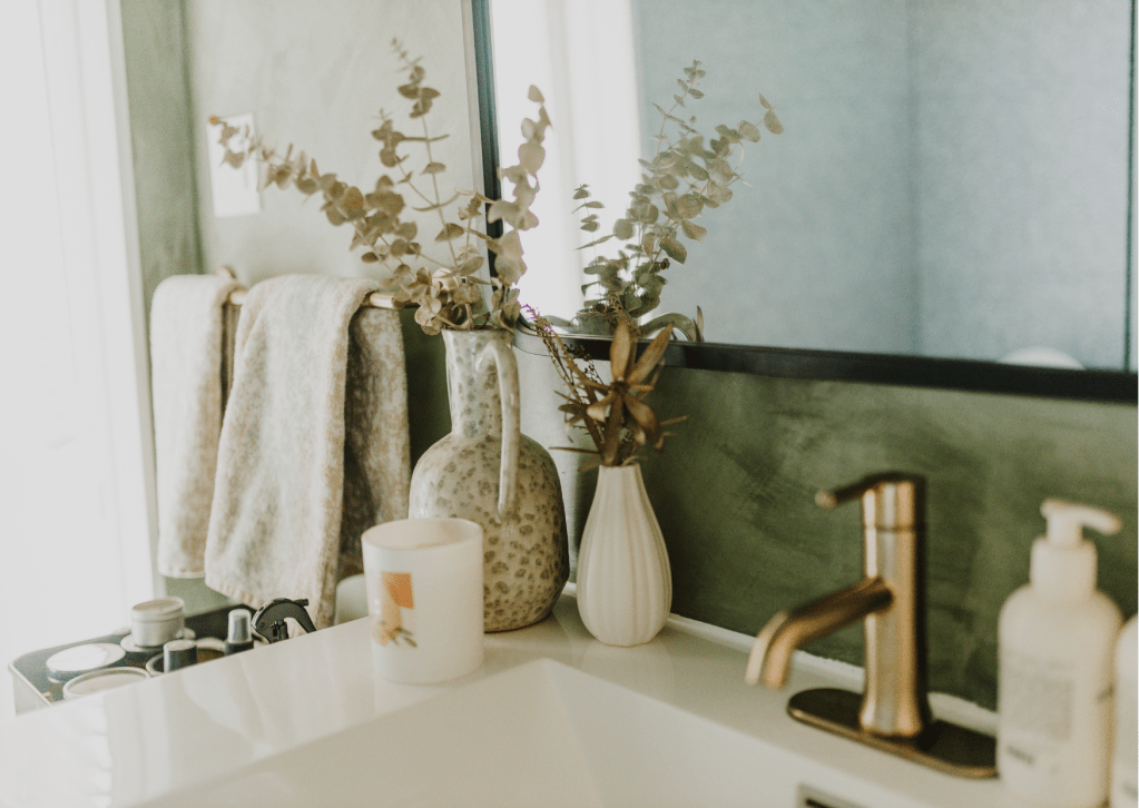 Modernes, helles Badezimmer mit Waschbecken, Handtüchern und Pflanzen – Wohlfühlatmosphäre für die tägliche Mundpflege